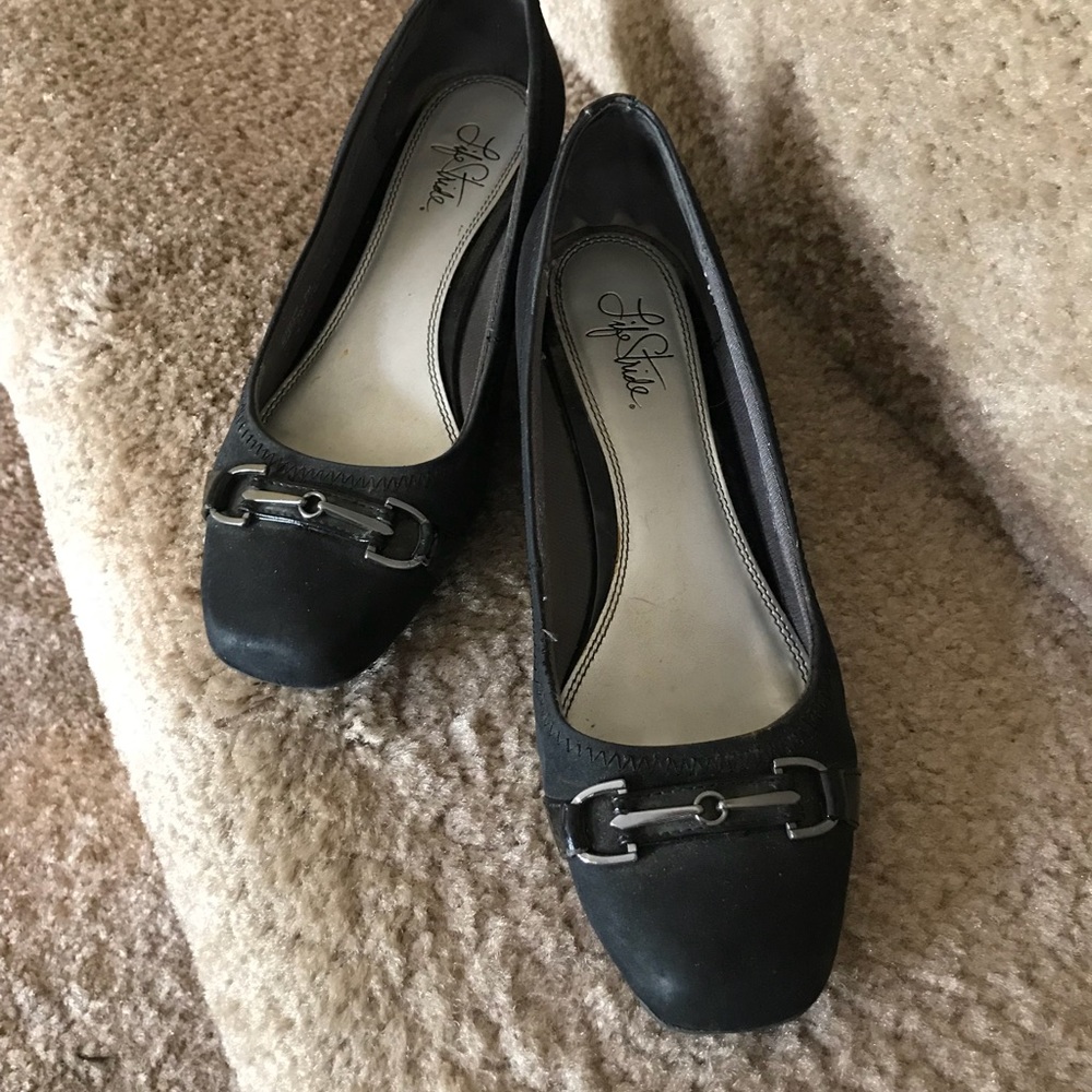 Black fabric work shoes with low wedges